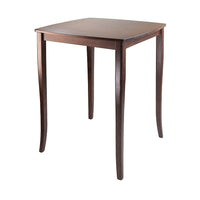 Winsome – Table haute Inglewood à la surface incurvée, noyer antique-La table haute Inglewood comprend une surface incurvée et des pattes fuselées. Construction en bois massif, fini noyer antique. Chaise haute/tabouret assortie pour compléter l’ensemble.