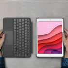 Logitech - Étui Combo Touch avec pavé tactile pour iPad (7e, 8e et 9e génération) - Graphite-Le support flexible offre une inclinaison de 40 degrés pour que vous puissiez toujours trouver le bon angle selon la tâche à accomplir. Lorsque vous n'avez pas besoin de saisir du texte, détachez le clavier et profitez de votre iPad sans aucun obstacle.