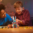 LEGO - Izzie et Bunchu le lapin-Bunchu a un cou, une queue, des bras et des jambes entièrement articulés