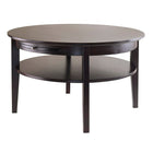 Winsome – Table basse Amelia ronde avec plateau coulissant-Le plateau coulissant est entièrement amovible au besoin, sa surface est de 11,49 larg. x 13,94 prof. (po) et il est muni d’un butoir optionnel pour une profondeur de 11 po. La distance libre de la tablette est de 4,73 po. La distance du sol à la tablette est 9,92 po