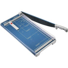Dahle – Coupe-papier guillotine professionnel 534 de 18 po-Un protège-doigts retient le travail de façon sécuritaire pour l'empêcher de se déplacer tout en protégeant les doigts