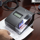 uPunch - Ensemble horloge numérique et tampon dateur-Chargez facilement des cartes de pointage et des documents grâce à la fenêtre stratégiquement placée