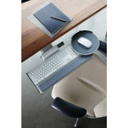 Système de clavier Humanscale 6G - 6GW90090HG22-Les systèmes de clavier à inclinaison négative de Humanscale combinent une fonction de numérotation et d'inclinaison en hauteur facile avec le bras le plus solide et le plus stable du marché. Les plateaux de clavier sous le bureau de Humanscale sont disponibles dans de nombreuses configurations différentes, y compris la personnalisation gauche / droite, pour répondre à tous les besoins des utilisateurs.