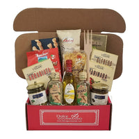 Dolce & Gourmando - Panier Gastronomique Trésors Italiens-Le contenu comprend des importations italiennes traditionnelles telles que des pâtes, plusieurs sauces pour pâtes, de la tapenade, de l'huile d'olive, des vinaigrettes italiennes, des herbes et des bonbons italiens.