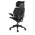 Humanscale Siège Freedom Avec Appui-Tête-Les accoudoirs du siège Freedom respectent le confort de l’utilisateur en se déplaçant en tandem vers le haut et le bas et en accompagnant le mouvement d’inclinaison de l’utilisateur pour plus de soutien et de confort. Contrairement à d’autres modèles de sièges, les accoudoirs du Freedom sont fixés au dossier du siège pour permettre une utilisation synchronisée.