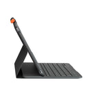 Logitech - Slim Folio Étui Clavier Sans Fil pour iPad (7ème, 8ème et 9ème génération) - Graphite-Protection contre les chocs, les rayures et les éclaboussures : Slim Folio enveloppe soigneusement votre iPad pour une protection complète contre les chocs, les rayures et les éclaboussures. À l’intérieur, un cadre léger et un module de clavier offrent une intégrité structurelle sans alourdir votre iPad