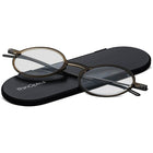 ThinOptics 1.0 Claire Lecteur avec Pod Blanc Universel - Claire-Comprend l'étui compagnon Milano, avec un extérieur en aluminium brossé anodisé en noir, un intérieur en polycarbonate et ABS avec peinture au toucher doux et un mécanisme de verrouillage magnétique.