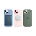 Apple - iPhone 15 6,1 po ecran Liquid Retina, 128 Go, Noir, Bell et Virgin Plus-Conçu Pour Tout Changer : iPhone est doté de fonctionnalités de confidentialité qui vous donnent le contrôle de vos données. Il est fabriqué avec plus de matières recyclées, ce qui réduit son impact environnemental. Et avec ses fonctionnalités intégrées, il est accessible à tout le monde