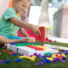 Educational Insights - Centre d'activités Design and Drill, tout-petits à 2e année-Apporte créativité, construction et motricité fine pendant que les enfants forent leurs propres motifs colorés dans le tableau.