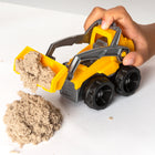 Kinetic Sand Coffret Camion pour creuser et démolir avec 1lb de Kinetic Sand-Contenu 454 g (1lb) de kinetic sand, camion de construction 2-en-1, deux outils détachables pour camion de construction, moule à brique, chantier transformable et mode d'emploi