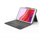 Logitech - Étui Combo Touch avec pavé tactile pour iPad (7e, 8e et 9e génération) - Graphite-Saisissez confortablement et précisément à l'aide d'un clavier de type ordinateur portable familier. Avec une rangée complète de touches de raccourcis iOS et des touches espacées rétroéclairées, vous pouvez optimiser votre productivité partout, de jour comme de nuit.