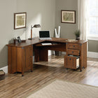 Sauder 66"W La Collection Carson Forge Bureau d’ordinateur d’angle - Finition Washington Cherry- Ce bureau en  L s'insère parfaitement dans un coin, vous offrant beaucoup d'espace de travail et de rangement