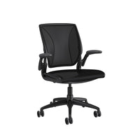 Humanscale - Fauteuil fonctionnel intelligent Diffrient World -Le Diffrient World fait appel aux lois de la physique et au poids de l’utilisateur pour lui apporter automatiquement et à tout moment le niveau d’inclinaison qui lui convient. Son système d’inclinaison innovant dépourvu de mécanisme soulève deux pièces de la structure du siège pour apporter un support automatique, équilibré et optimal sur l’ensemble des mouvements qu’il effectue.