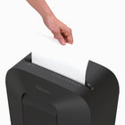 Déchiqueteuse Fellowes Powershred coupe-croisée LX50 9 feuilles-Détruit les agrafes, les trombones et les cartes de crédit en toute sécurité.
