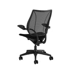Humanscale - Chaise de travail Liberty - Noire-Le Liberty a été conçu pour s’adapter automatiquement et instantanément à n’importe quel utilisateur, quel que soit son poids ou sa taille. Grâce à son système d’inclinaison sensible au poids dépourvu de réglage manuel, l’utilisateur peut effectuer des mouvements en toute simplicité et sans restrictions.