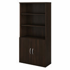 Bibliothèque haute à 5 tablettes avec portes Studio C de Bush Business Furniture - noyer noir-L’ensemble comprend : une bibliothèque à 5 tablettes 36L et un ensemble de portes pour bibliothèque