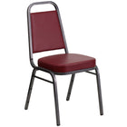 Flash Furniture – Chaise empilable à dossier trapèze, siège 2,5 po, argenté avec tissu bourgogne (FDBHF1SVBY)-Capacité de poids de 500 lb