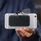 ThinOptics - Lunettes de lecture universelles unisexes Pod - Force +2,00 - Monture noire avec étui noir-Résistance : chaque lecteur ThinOptics est fabriqué en polycarbonate de qualité optique incassable, moulé par thermo-injection. Le pont est fabriqué à partir d'un métal à mémoire de forme appelé Nitinol, qui est 10 fois plus élastique que l'acier à ressort et enveloppé dans un tube en silicone de qualité médicale.