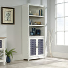 Sauder Cottage Road Bibliothèque avec portes - 3 tablettes - 71.5" H - Finition Soft White (424153)-185 distribué équitablement