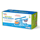Hand2Mind - Balance de seau emboîtable, unique-échelle de mesure pour les enfants : L'équilibre durable du seau en plastique transparent permet aux enfants d'explorer le volume et de comparer les solides et les liquides. Les enfants peuvent développer des compétences d'observation et d'estimation tout en explorant le volume et les mesures.