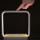 Station de charge et veilleuse sans fil OttLite - Blanc et Grain de Bois-Arc illuminé blanc avec base blanche et socle de chargement en faux grain de bois. Plastique ABS