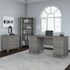 Bush Furniture - Bureau 60 po avec classeur latéral et bibliothèque à 5 tablettes Somerset - Gris platine-La surface durable 60" L s’étend sur le bord pour que les visiteurs puissent se tirer une chaise