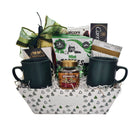 Dolce & Gourmando - Panier cadeau pour les amateurs de café et de thé-Livré avec une paire de tasses, du café Beanies aromatisé, du thé britannique, du brie Rosenborg, des cacahuètes salées, des craquelins, des gaufrettes Balconi et des caramels