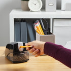 Staples® - Taille-crayon électrique Desk Mate-Mécanisme de mise hors tension pour protéger contre les surchauffements