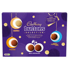 Cadbury UK - Boîte de sélection de boutons mixtes - 375 g-La boîte de sélection de boutons mixtes Cadbury est idéale pour toutes les occasions : faites-vous plaisir, partagez de la joie lors des réunions de famille ou ajoutez de la douceur aux célébrations. Son emballage vibrant en fait un cadeau parfait pour les anniversaires, les vacances ou pour montrer à quelqu'un que vous aimez.