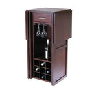 Winsome – Bar à vin comptoir extensible Newport, noyer antique-Le comptoir de bar extensible est idéal pour servir à une fête.  Pliable pour le rangement avec des dimensions de 40,16 haut. x 17,87 larg. x 20,31 prof. (po) Stockez jusqu’à 9 à 12 longs verres.