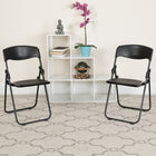 Chaise pliante robuste de la série HERCULES en plastique noir avec supports de fixation intégrés et une capacité de 500 lb-Finition de cadre enduit de poudre noire avec capuchons de protection de plancher