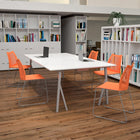 Chaise empilable orange HERCULES à dossier ventilé et à base traîneau enduite de poudre noire avec une capacité de 661 lb-Cadre de base de traîneau enduit de poudre noire avec patins glisseurs en plastique