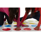 Hasbro Gaming - Jeu Twister-Le Dernier Joueur En Jeu Gagne : Le plus fun des jeux d'équilibre pour enfants ! Les joueurs tentent de placer leurs mains et leurs pieds sur différentes pastilles de couleur du tapis de jeu sans tomber !