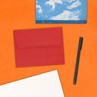 JAM Paper - Enveloppes recyclées gommées format livret Brite Hue, 4 3/8 po x 5 3/4 po, rouge Noël, paq./100-Ouverture : format livret