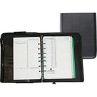 Day-Timer® – Trousse de départ Fresno Ring, format de table, 8 po x 10,91 po, trilingue-L'intérieur est doté d'une fenêtre d'identification, de fentes pour cartes professionnelles/de crédit, de pochettes de rangement horizontales et verticales, ainsi que d'une pochette avec fermeture à glissière et brides pour sylos