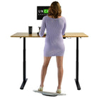 Uncaged Ergonomics – Bureau assis debout Rise Up, hauteur à réglage électrique, 60 po, bambou et cadre gris (RUGB)-Les accessoires disponibles (en sus) incluent un support réglable KT2 pour clavier, un support DM2 pour deux moniteurs et un tapis anti-fatigue ASM-B Active Standing Mat.