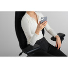 Gry Mattr + ergoCentric - Fauteuil de bureau airCentric 3 - Petit Siège - Noir-Recouvrement en tissu noir tout confort fait à 65 % de matière recyclée avant consommation et de 35 % de matière recyclé post-consommation