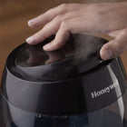Humidificateur à vapeur froide ultrasonique HUL535WC Honeywell-Aide à garder les plantes en bon état. Utiliser un humidificateur réhydrate l'air et favorise la pousse des plantes.