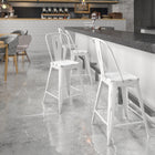 Flash Furniture – Tabouret de comptoir de 24 po avec dossier, pour l’intérieur, métal vieilli, blanc (ET353424WH)-Le renfort transversal sous le siège offre une stabilité supplémentaire