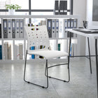 Flash Furniture – Chaise empilable Hercules, base traîneau, dossier ventilé, capacité 881 lb, blanc (RUT2WH)-Le dossier perforé permet la circulation de l'air