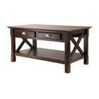 Winsome – Table à café Xola à 2 tiroirs, cappuccino-La ligne Xola est nommée ainsi pour le design en X de ses tables. La table à café est de dimension de 18 haut. x 37 long. x 21 larg. (po). Elle est dotée de 2 tiroirs de rangement avec poignées au fini d’étain brossé. Les dimensions intérieures des tiroirs sont 1,85 haut. x 10,67 larg. x 14,80 prof. (po). La tablette inférieure est de dimension de 31,10 larg. X 17,48 prof. (po) et est donc idéale pour entreposer des livres, des magazines, des jeux ou pour 
