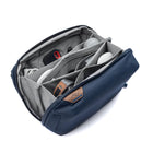 Peak Design - Pochette Tech - Anthracite-Les boucles d'accessoires élastiques permettent de ranger des objets tels que des stylos, des couteaux, des cartes SD et des piles - La poche zippée externe est dotée d'un passe-câble pour faciliter le chargement de l'appareil