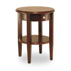 Winsome – Table de bout ronde Concord avec tiroir/tablette, fini noyer antique-Magnifique table de bout ronde au fini noyer avec pattes fuselées. Tiroir avec poignée en nickel satiné et tablette de rangement ou de décoration. À agencer avec la table de bout (94217), la table d’appoint (94220), la table d’entrée en demi-lune avec tablette (94039) ou la table en demi-lune (94132) de la collection.