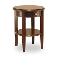Winsome – Table de bout ronde Concord avec tiroir/tablette, fini noyer antique-Magnifique table de bout ronde au fini noyer avec pattes fuselées. Tiroir avec poignée en nickel satiné et tablette de rangement ou de décoration. À agencer avec la table de bout (94217), la table d’appoint (94220), la table d’entrée en demi-lune avec tablette (94039) ou la table en demi-lune (94132) de la collection.