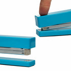 JAM PAPER - Agrafeuse de bureau moderne, Bleu-Disponibles en plusieurs belles couleurs, ces agrafeuses sont parfaites pour ajouter une touche de couleur à n'importe quel bureau à la maison ou au travail.