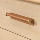 Sauder 59"W La Collection Whitaker Point Bureau - Finition Natural Maple-   Deux œillets de bureau et des passe-câbles pour le passage des cordons électriques