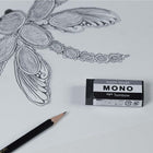Gomme à effacer MONO - noire - moyenne - pqt de 3 cartonnée-Un manchon de protection en papier avec les rebords des coins arrondis empêche d’endommager la gomme à effacer