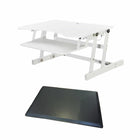 Rocelco - Support de bureau réglable assis/debout pour ordinateur portable 32" avec tapis anti-fatigue - Blanc-Le support de bureau réglable repose sur le bureau et supporte un moniteur, un clavier et un ordinateur portable.