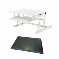 Rocelco - Support de bureau réglable assis/debout pour ordinateur portable 32" avec tapis anti-fatigue - Blanc-Le support de bureau réglable repose sur le bureau et supporte un moniteur, un clavier et un ordinateur portable.