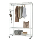 Présentoir à vêtements à roulettes à 3 niveaux TRINITY EcoStorage, Chrome (TBFZ-2707)-La mention EcoStorageMC indique qu’il s’agit d’une fabrication écologique. Aucun produit chimique toxique n’est libéré dans l’environnement pendant la fabrication de ce produit. Des ressources renouvelables et durables sont utilisées dans sa conception